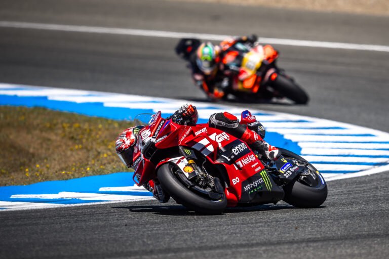 Marc Marquez davanti a Fermin Aldeguer in azione Jerez MotoGP 2026