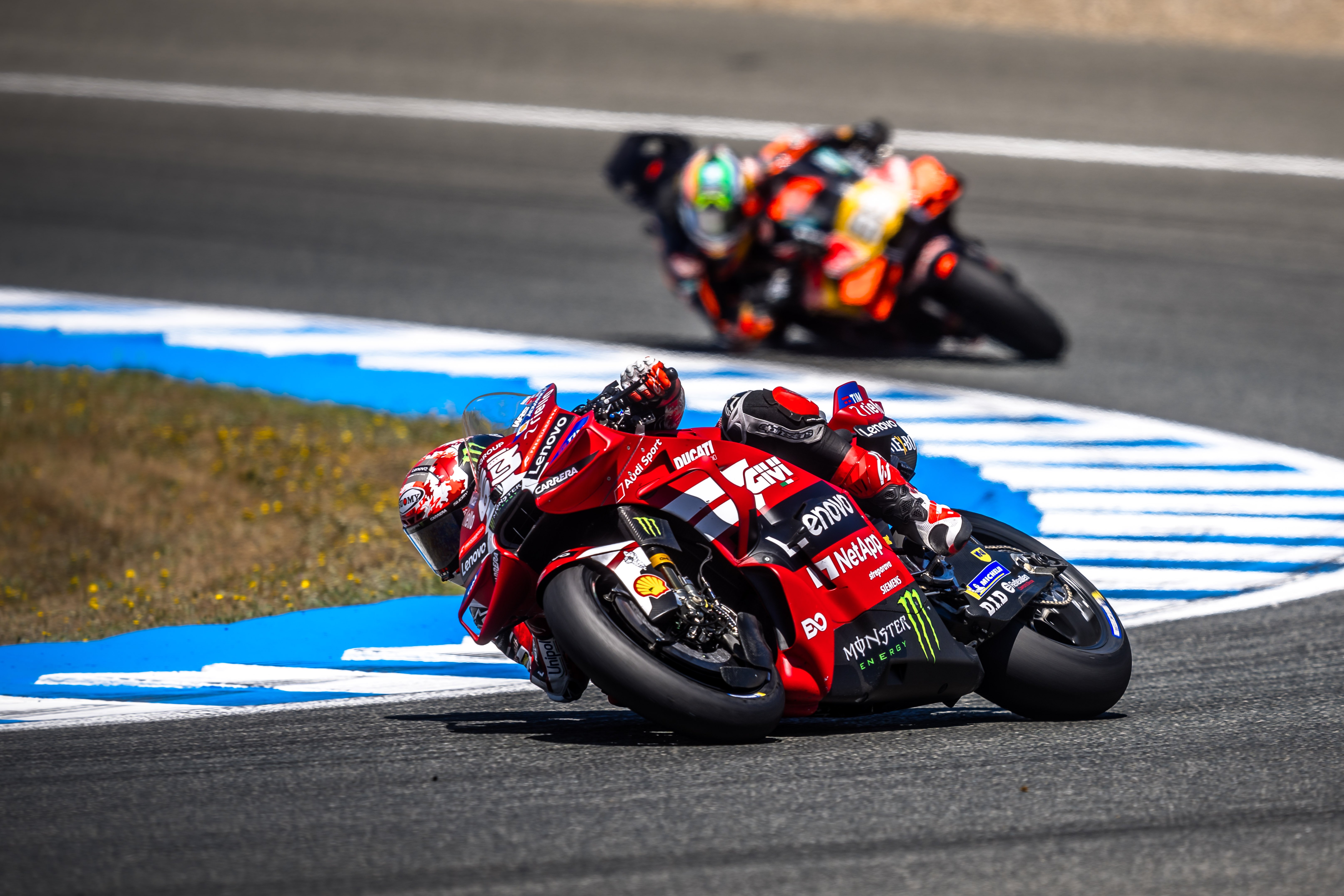 Marc Marquez davanti a Fermin Aldeguer in azione Jerez MotoGP 2026