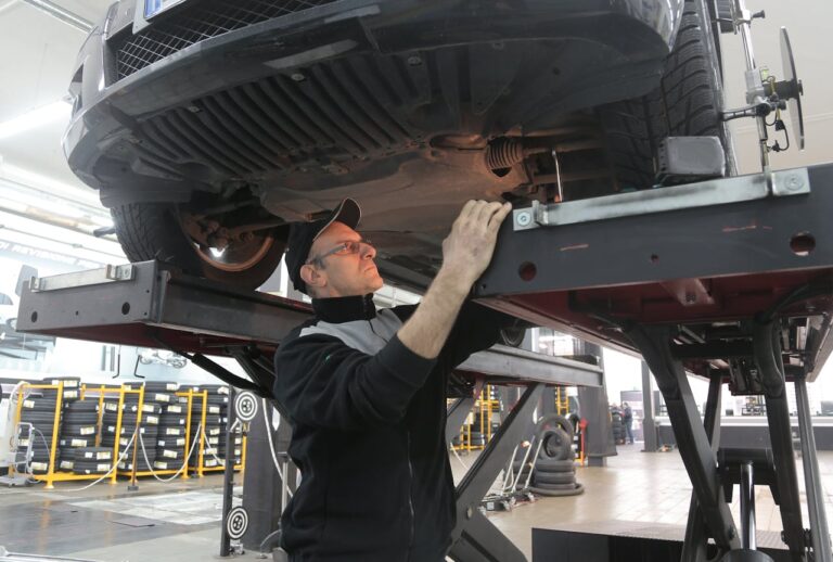 Meccanico controlla motore auto cinghia distribuzione