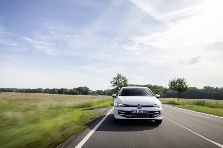 Nuova Volkswagen Golf 2026 full hybrid foto frontale press