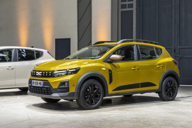 Nuova Dacia Sandero Stepway 2026 vista laterale gialla
