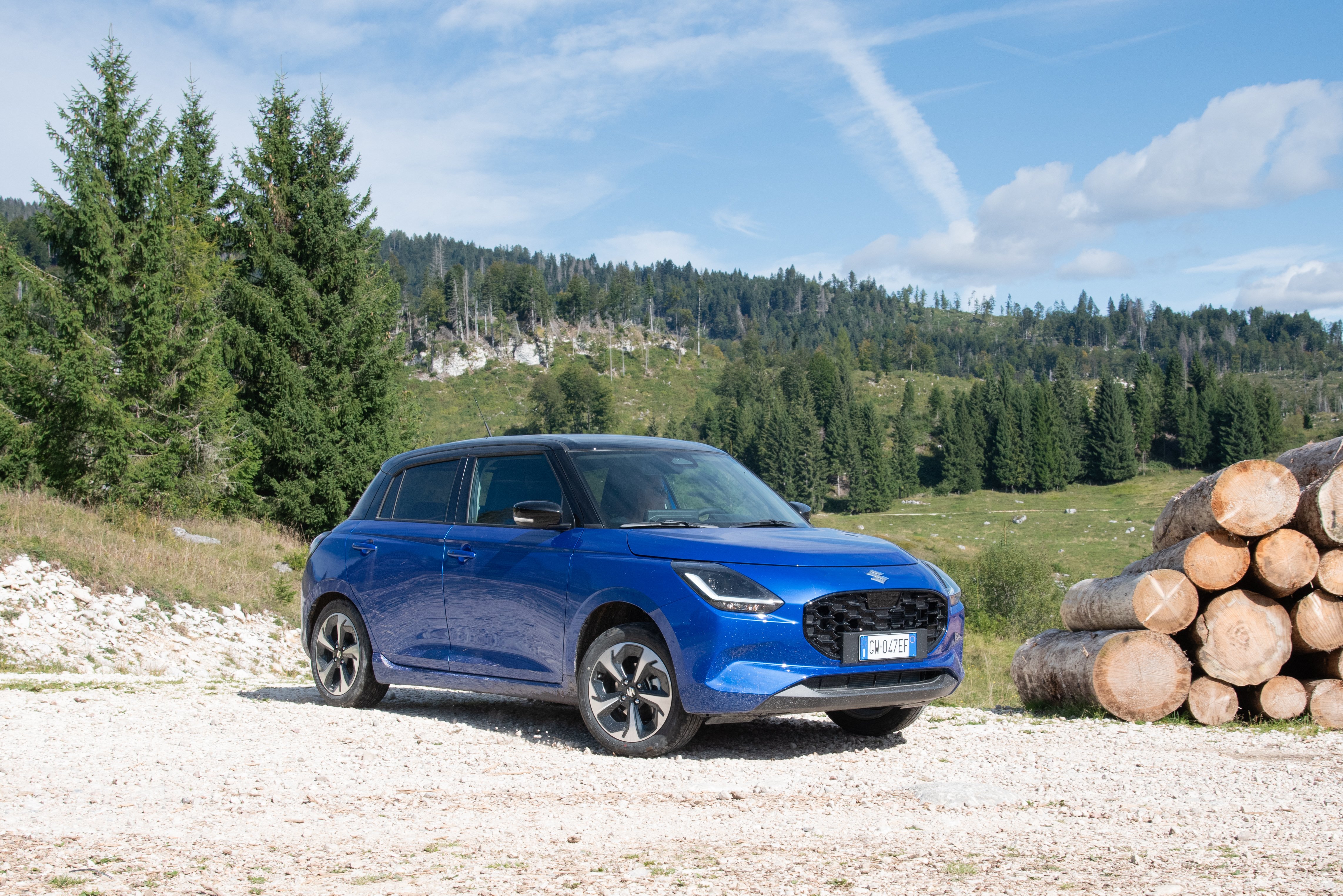 Suzuki Swift Hybrid 2026 blu vista laterale
