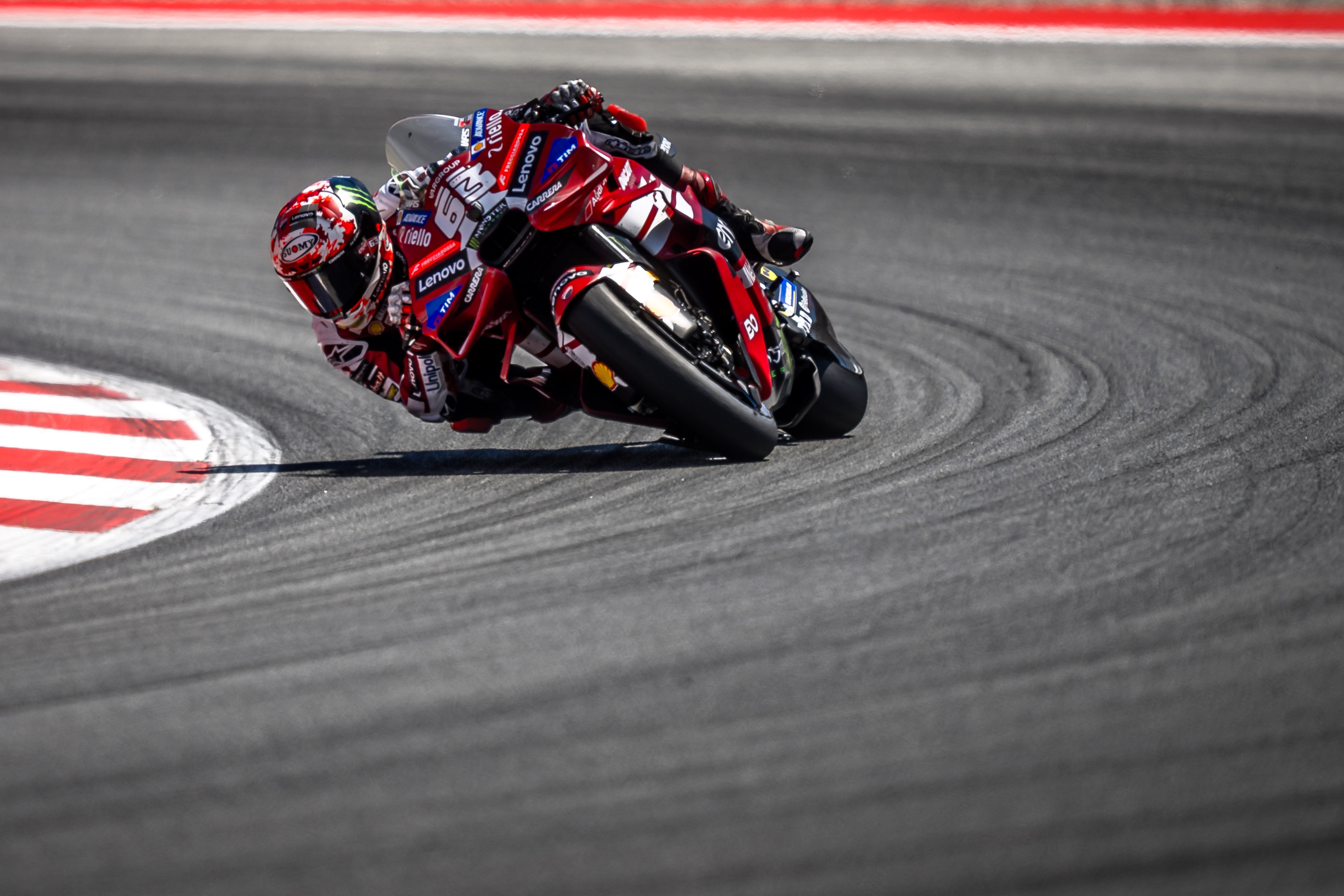 Francesco Bagnaia Ducati Lenovo Desmosedici GP26 in piega Catalunya MotoGP 2026
