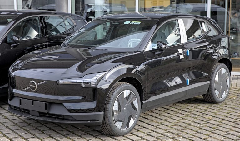 Volvo EX30 SUV elettrico segmento B nero tre quarti anteriore outdoor